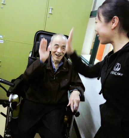 老人紧急援助方面的服务,普亲先锋社区老年养护站配备专业的医护团队